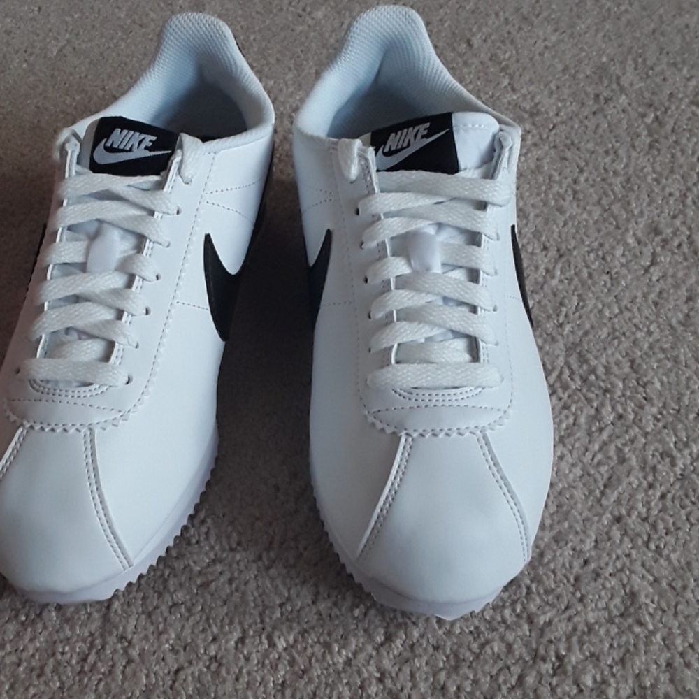 NWT Nike black and white coretezes size 7.5